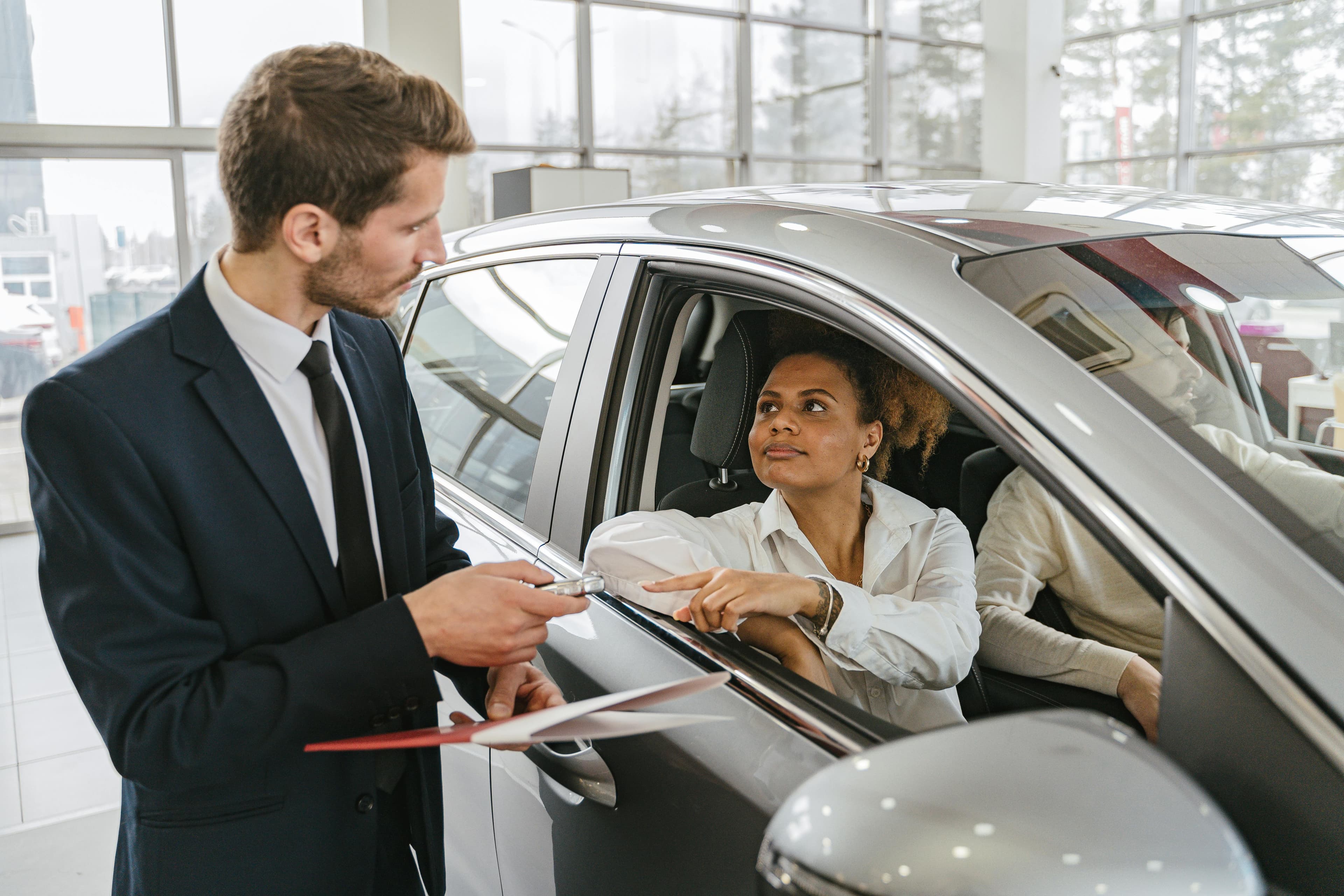 Žena ktorá sedí v aute na operatívny leasing v pobočke.