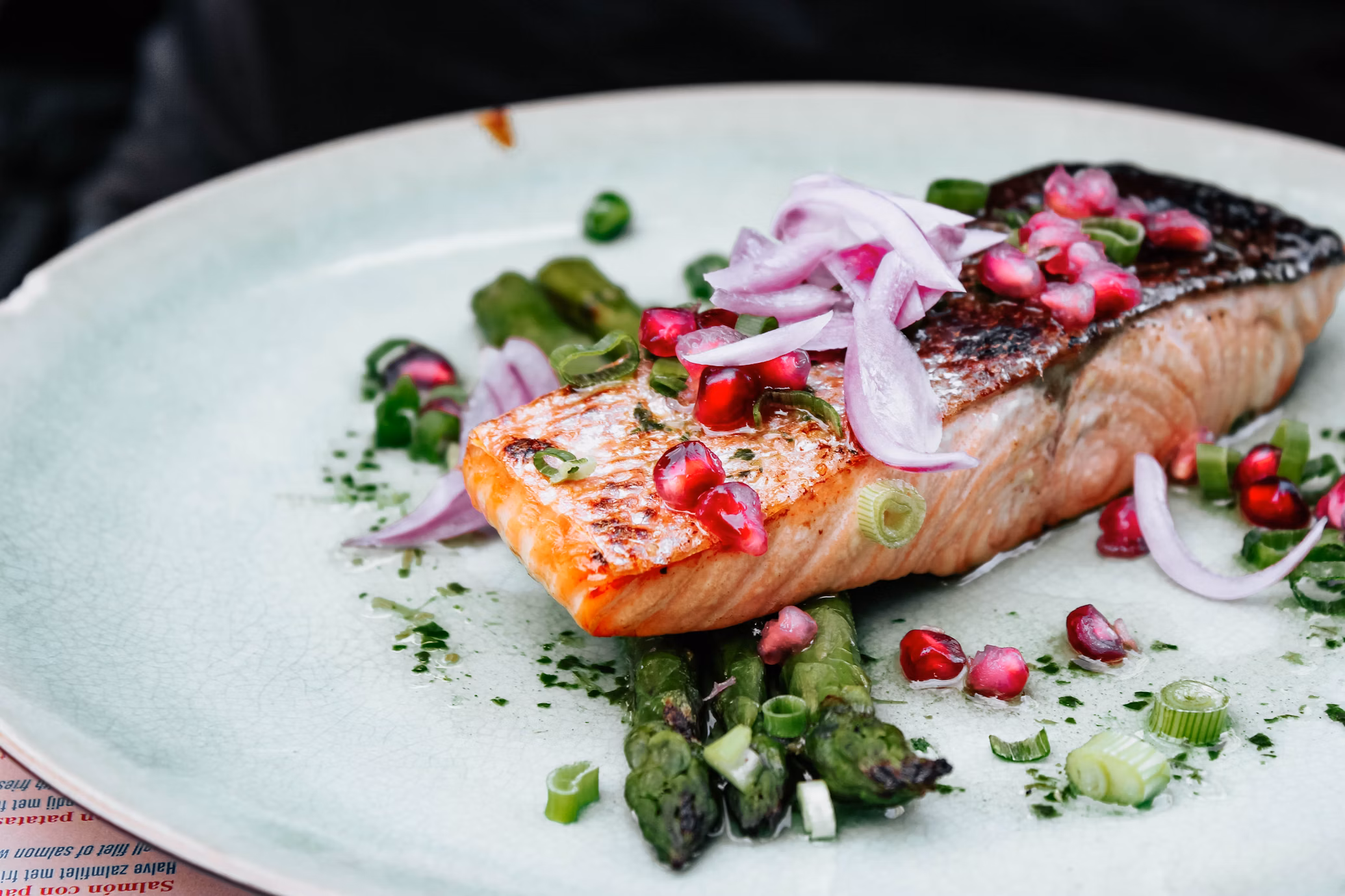 Upečený losos na masle – výživný keto recept bohatý na omega-3 a zdravé tuky.