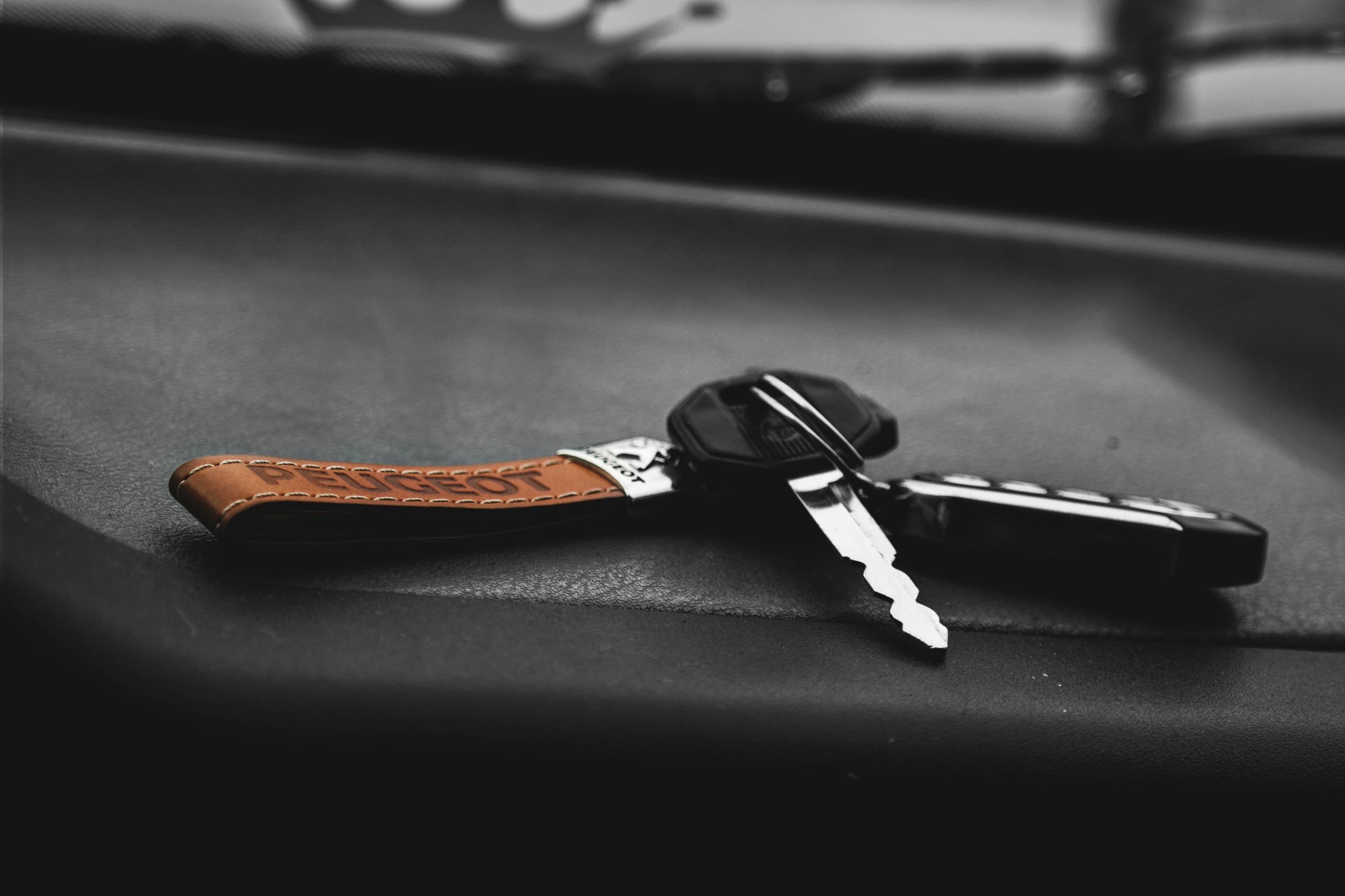 Kľúče od auta na operatívny leasing.